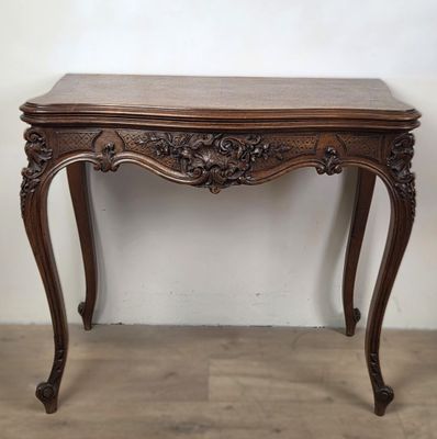 une vieille table en bois avec un plateau en marbre et des pieds sculptés