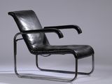 une photo d'un fauteuil en cuir noir posé sur une surface blanche