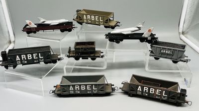 six wagons de train miniature exposés sur une table