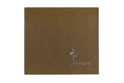 un cahier marron orné d'un logo argenté