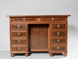 un bureau ancien en bois avec des tiroirs, surmonté d'autres tiroirs