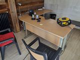 une table et des chaises en bois dans une pièce équipée d'un radiateur