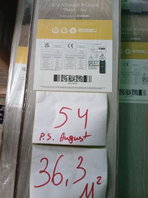 un grand nombre d'articles qui se trouvent sur les étagères du magasin