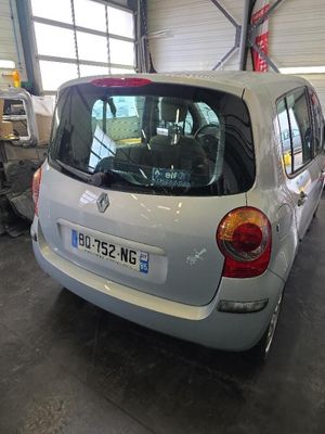 une petite voiture garée dans un garage