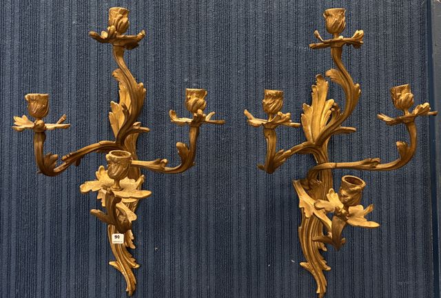Paire d’appliques en bronze de style Louis XV. H 46 cm à vue