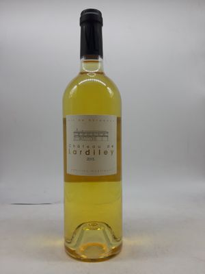 une bouteille de vin posée sur une table