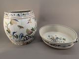 deux vases posés l'un à côté de l'autre sur une table