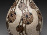 un vase dont l'intérieur est orné d'un motif