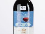 une bouteille de vin posée sur une table