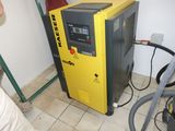 une machine jaune posée par terre dans une pièce