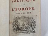 un livre ouvert sur lequel figure une image représentant des personnes