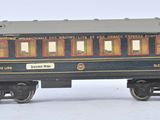 un wagon de train miniature posé sur une surface blanche