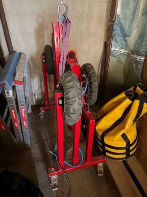 une photo d'un garage où l'on voit une paire de chaussures posée sur un pont élévateur