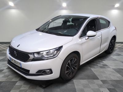 la voiture blanche est garée sur un sol en damier dans le garage