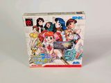 Les figurines d'anime sont exposées sur une surface blanche, devant un fond blanc.