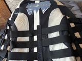 une veste noire et blanche posée sur une valise
