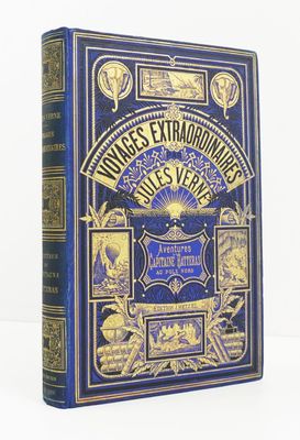 la couverture d'un livre bleu orné d'une inscription dorée