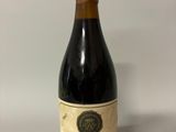 une vieille bouteille de vin posée sur une table