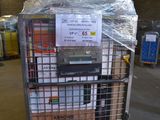 un chariot contenant de nombreux cartons dans un entrepôt