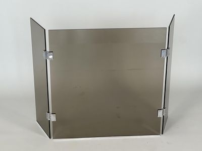 un petit objet métallique posé sur une surface blanche