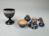 beaucoup de petits vases posés sur une table