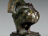 une photo d'une sculpture représentant une tête posée sur un socle en marbre