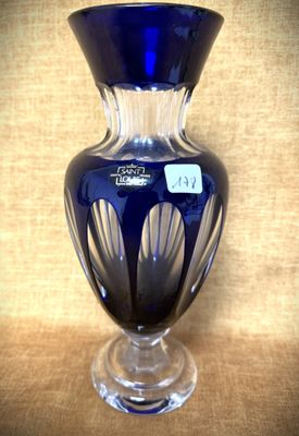 un vase bleu posé sur une table, avec une étiquette de prix dessus