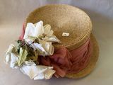 un chapeau de paille orné d'une fleur