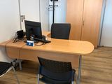 un bureau avec deux chaises et un ordinateur dessus