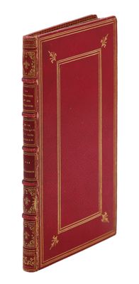 un vieux livre rouge aux tranches dorées et à la bordure dorée