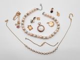 une collection de bijoux comprenant une montre, des bracelets et des colliers