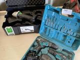 une caisse à outils bleue avec des outils sur une table