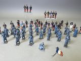un grand nombre de figurines sur une table