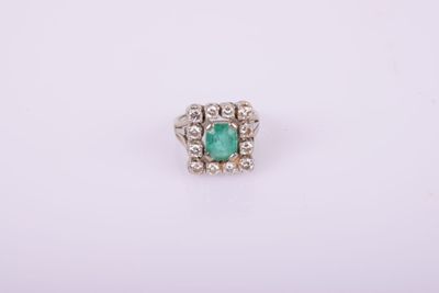 une bague en émeraude et diamant