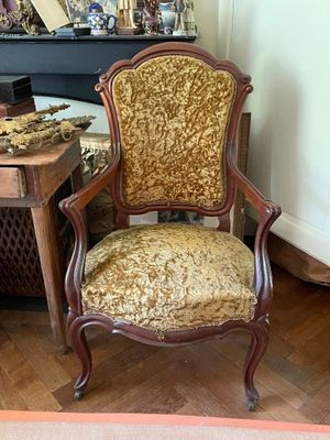 une chaise qui se trouve dans le coin d'une pièce