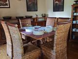 une salle à manger avec une table, des chaises et des tableaux accrochés au mur