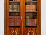 une bibliothèque ancienne en bois sur laquelle sont posés de nombreux livres