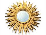 un soleil doré rayonnant avec un miroir en son centre