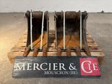 deux seaux posés sur une palette en bois