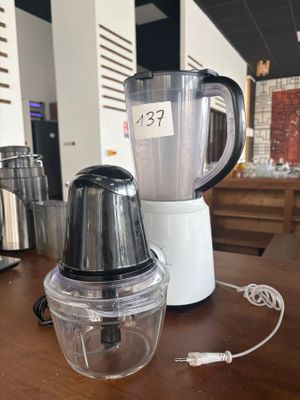 Un blender HOME ESSENTIALS. On y joint un hachoir.