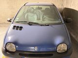 une voiture bleue garée dans un parking couvert