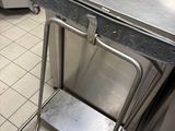 une table en métal avec une chaise en métal en dessous