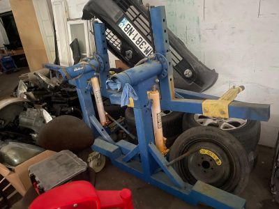 une image d'une voiture en cours d'entretien dans un garage