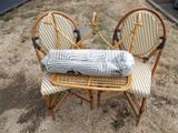 deux chaises et une table sur laquelle est posé un coussin