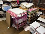 une grosse pile de papiers posée sur un bureau