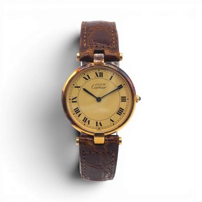 gros plan d'une montre-bracelet avec des chiffres romains