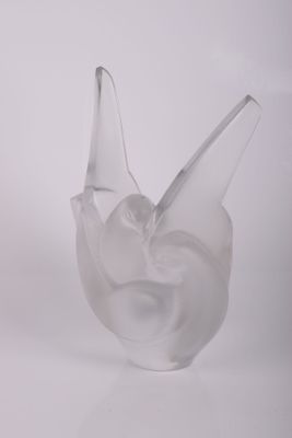 un oiseau en verre transparent posé sur une table