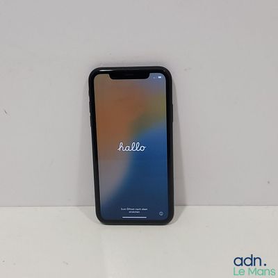 Un iPhone est posé sur une table, avec un arrière-plan flou.