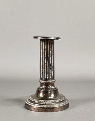 paire de bougeoirs anciens en argent à pied cannelé
