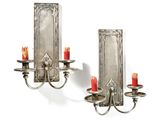 paire d'appliques murales anciennes en argent avec des bougies rouges